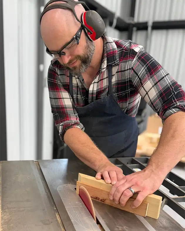 Ustalık ve deneyim — Gösteri Wood Works atölyesinden el işçiliği detayı