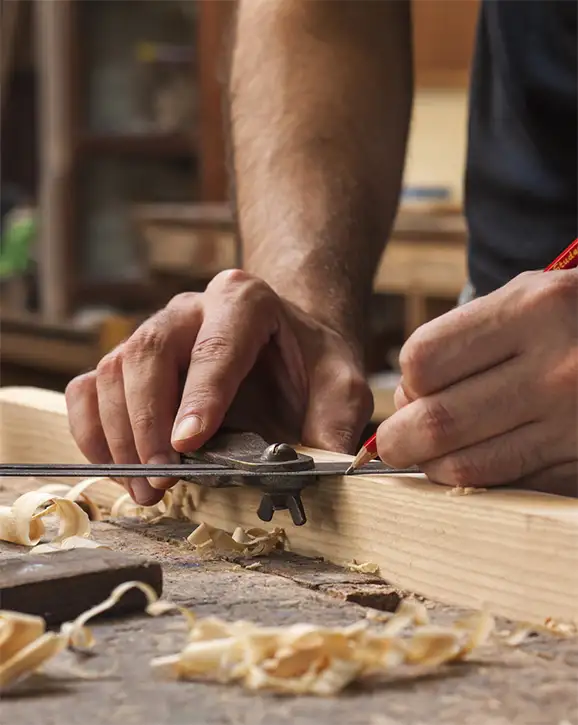 Gösteri Wood Works atölyesinde el işçiliği ile üretilen ahşap teşhir ünitesi